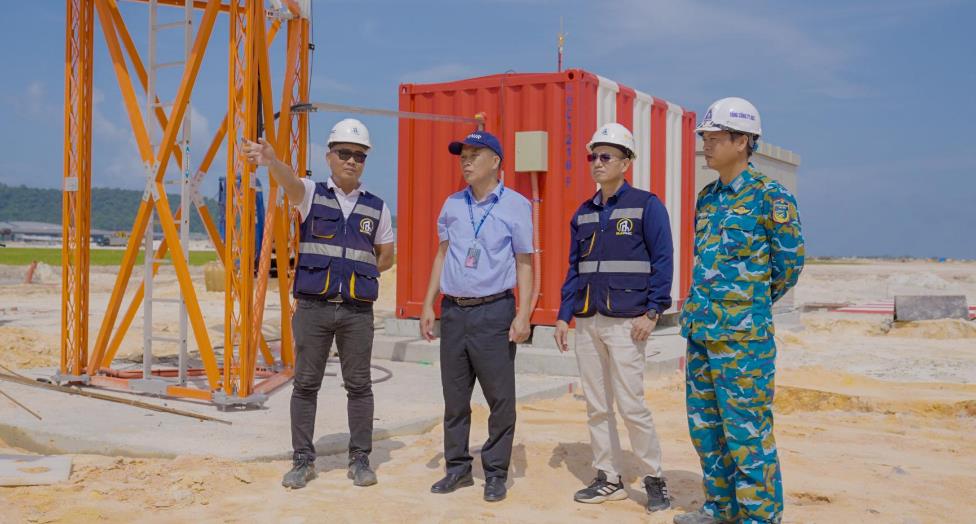 Theo chân kỹ sư hoàn thiện đường băng mới sân bay Phú Quốc từ ngày đến đêm - Ảnh 3.
