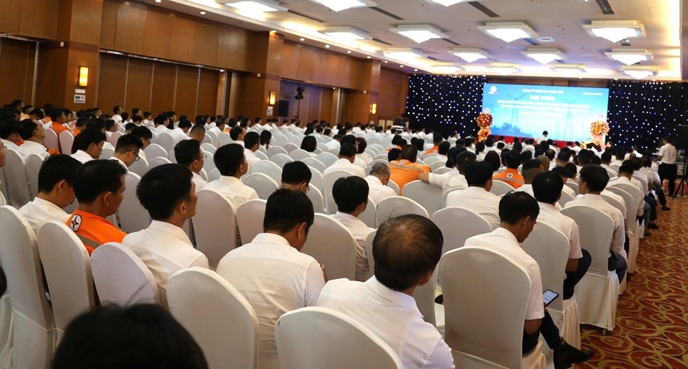 Công ty Điện lực Hưng Yên vượt khó đảm bảo cung ứng điện, bứt phá hoàn thành toàn diện chỉ tiêu 6 tháng đầu năm 2026- Ảnh 1.