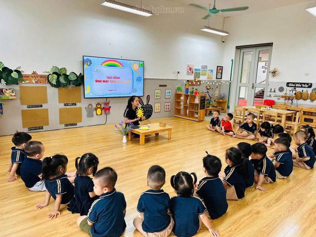 Hà Nội xây dựng lộ trình miễn phí sách giáo khoa cho học sinh phổ thông - Ảnh 1.