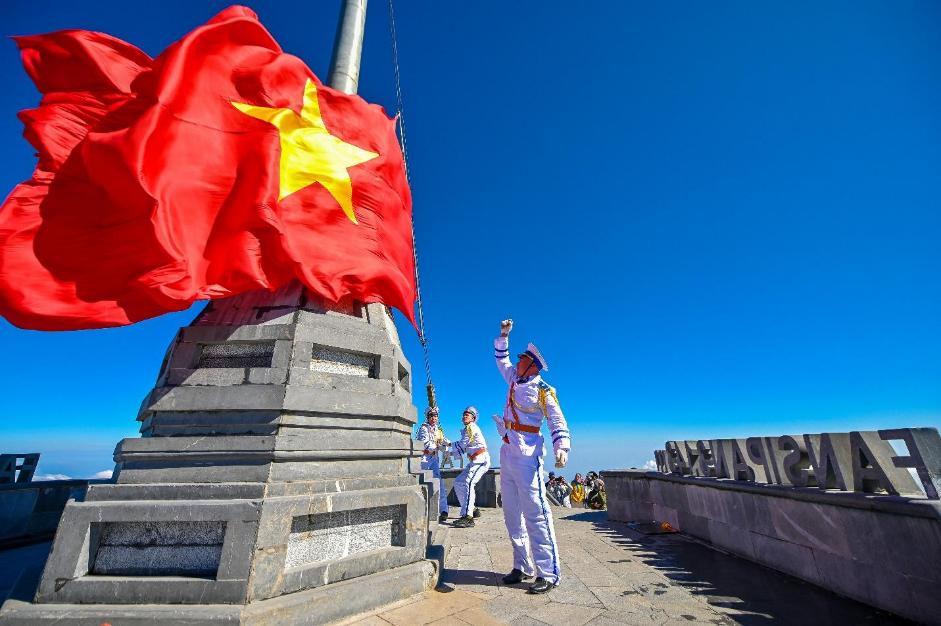 Một thập kỷ khai hoa và những khoảnh khắc đẹp mê hồn của Fansipan - Ảnh 1.