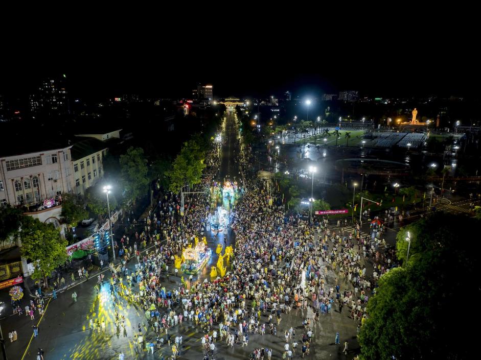 “Biển người” đội mưa hòa mình vào lễ hội Carnival đường phố quy mô nhất xứ Nghệ- Ảnh 1.