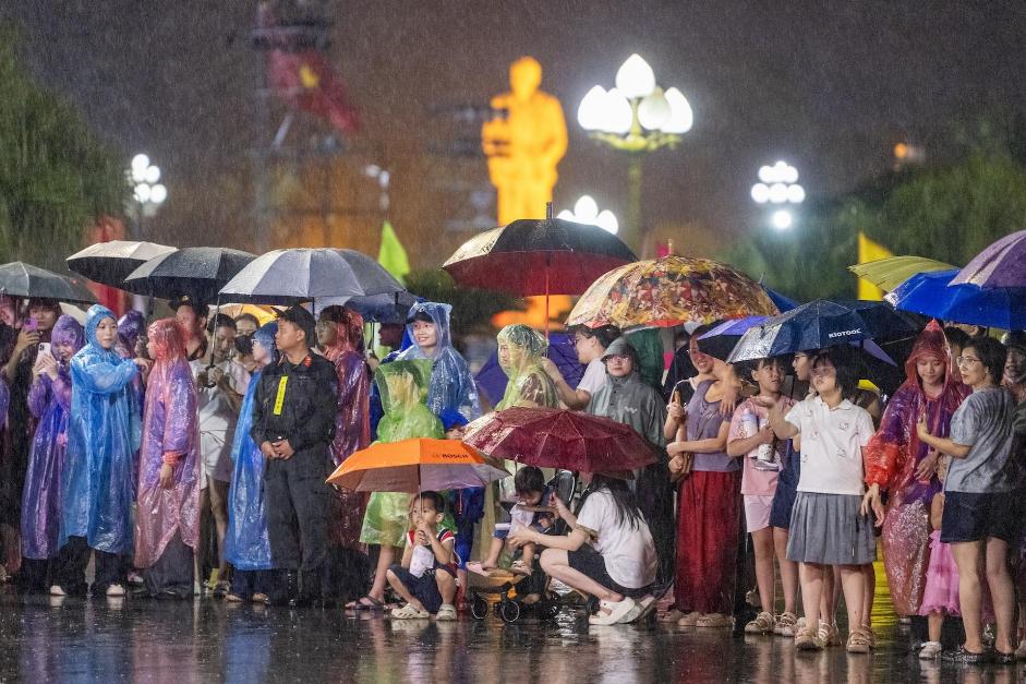 “Biển người” đội mưa hòa mình vào lễ hội Carnival đường phố quy mô nhất xứ Nghệ- Ảnh 2.