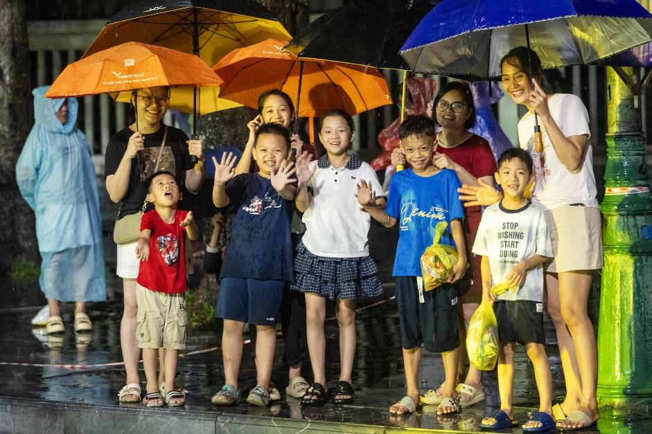 “Biển người” đội mưa hòa mình vào lễ hội Carnival đường phố quy mô nhất xứ Nghệ- Ảnh 3.