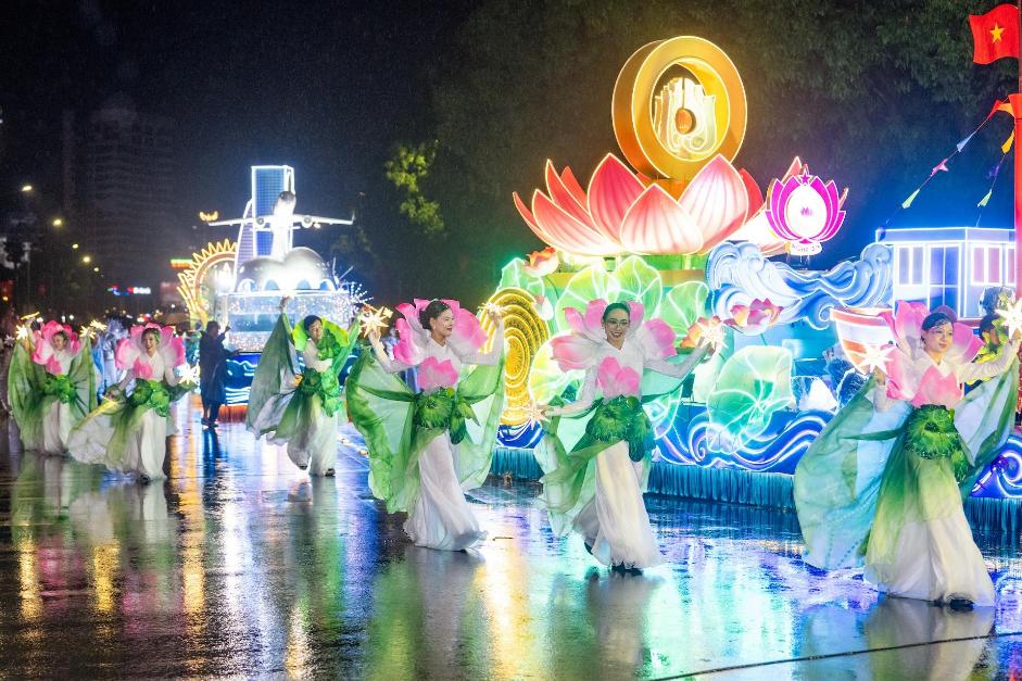 “Biển người” đội mưa hòa mình vào lễ hội Carnival đường phố quy mô nhất xứ Nghệ- Ảnh 4.