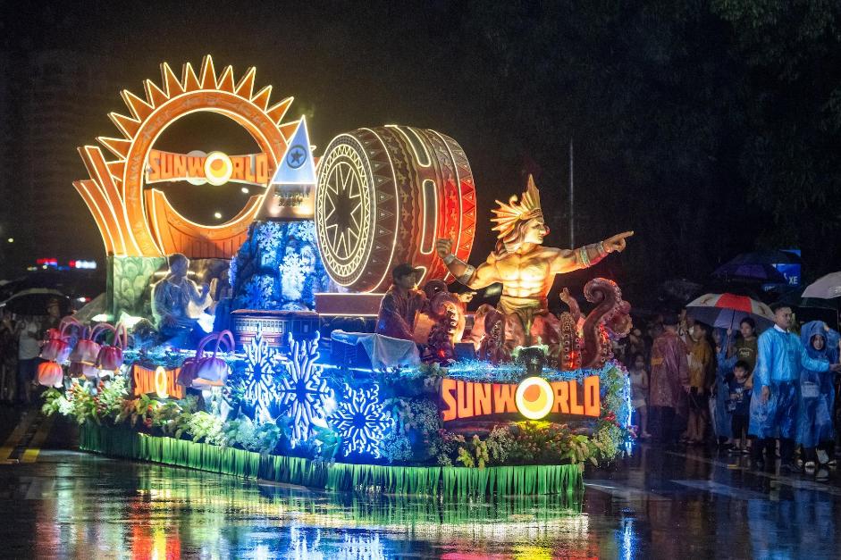 “Biển người” đội mưa hòa mình vào lễ hội Carnival đường phố quy mô nhất xứ Nghệ- Ảnh 5.