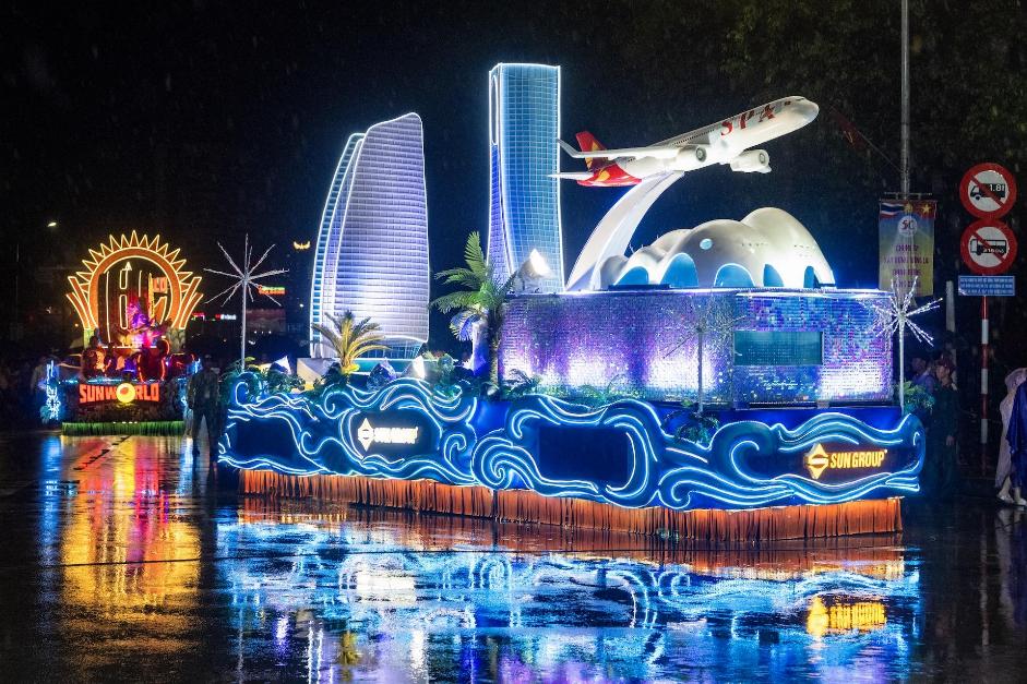 “Biển người” đội mưa hòa mình vào lễ hội Carnival đường phố quy mô nhất xứ Nghệ- Ảnh 6.