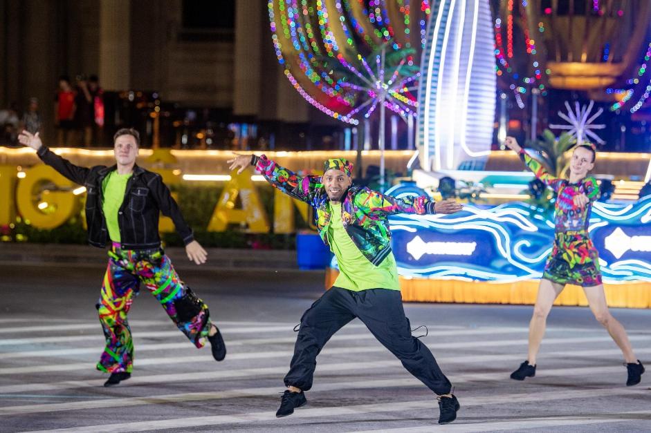“Biển người” đội mưa hòa mình vào lễ hội Carnival đường phố quy mô nhất xứ Nghệ- Ảnh 7.
