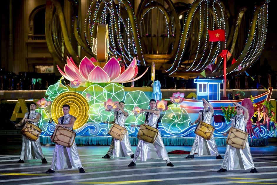 “Biển người” đội mưa hòa mình vào lễ hội Carnival đường phố quy mô nhất xứ Nghệ- Ảnh 8.