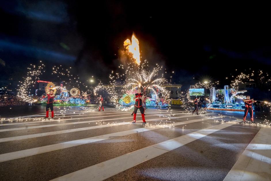 “Biển người” đội mưa hòa mình vào lễ hội Carnival đường phố quy mô nhất xứ Nghệ- Ảnh 9.