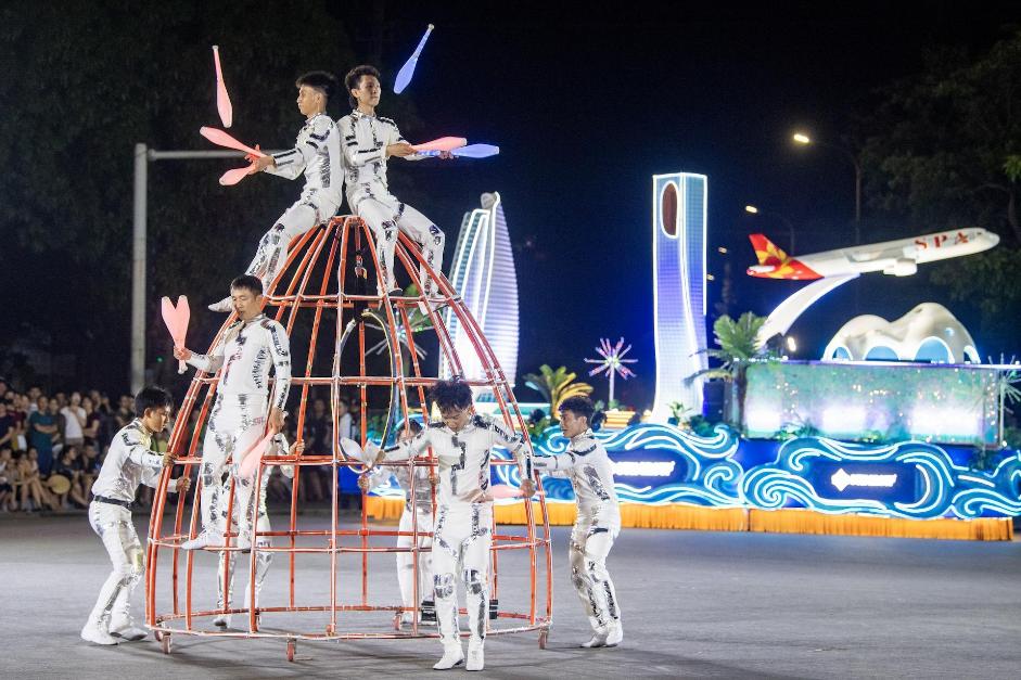 “Biển người” đội mưa hòa mình vào lễ hội Carnival đường phố quy mô nhất xứ Nghệ- Ảnh 10.