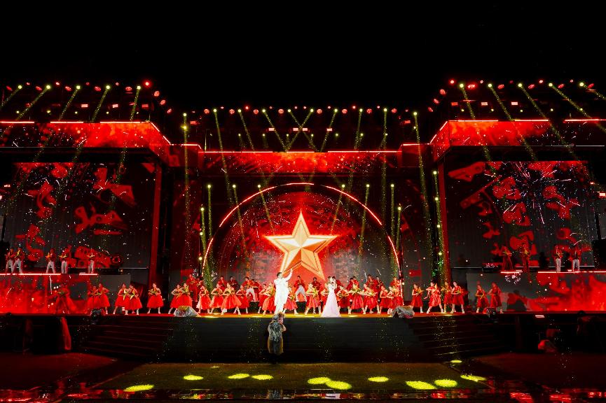 Anh Tú, Hương Tràm và những màn pháo hoa khuấy động đêm nhạc “Nghệ An - Nơi ánh dương bừng sáng”- Ảnh 1.