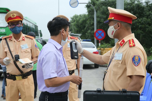 Hà Nội: CSGT phát hiện 253 tài xế vi phạm nồng độ cồn trong ngày đầu nghỉ lễ- Ảnh 1.