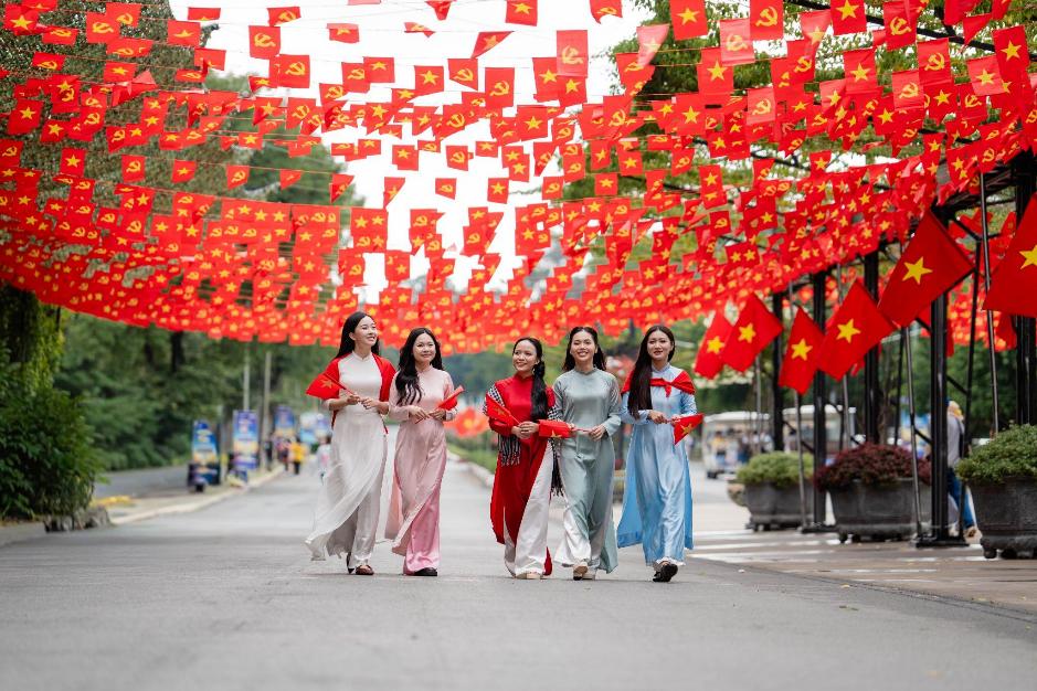 Hot nhất Nam bộ dịp 2/9, núi Bà Đen đón hàng nghìn khách đến check-in cờ hoa, đi 3 phiên chợ lá liên tiếp- Ảnh 1.