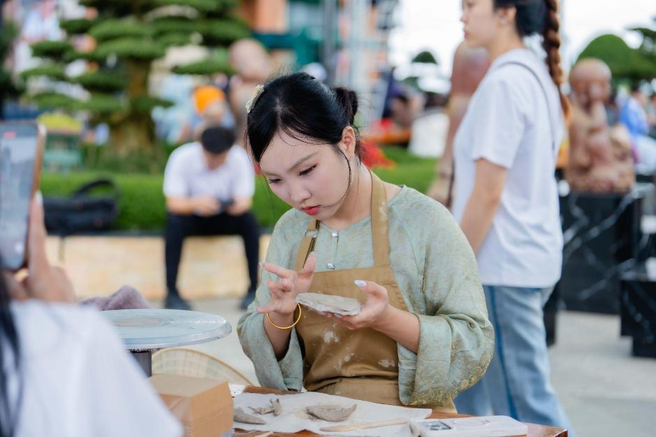 Hot nhất Nam bộ dịp 2/9, núi Bà Đen đón hàng nghìn khách đến check-in cờ hoa, đi 3 phiên chợ lá liên tiếp- Ảnh 3.