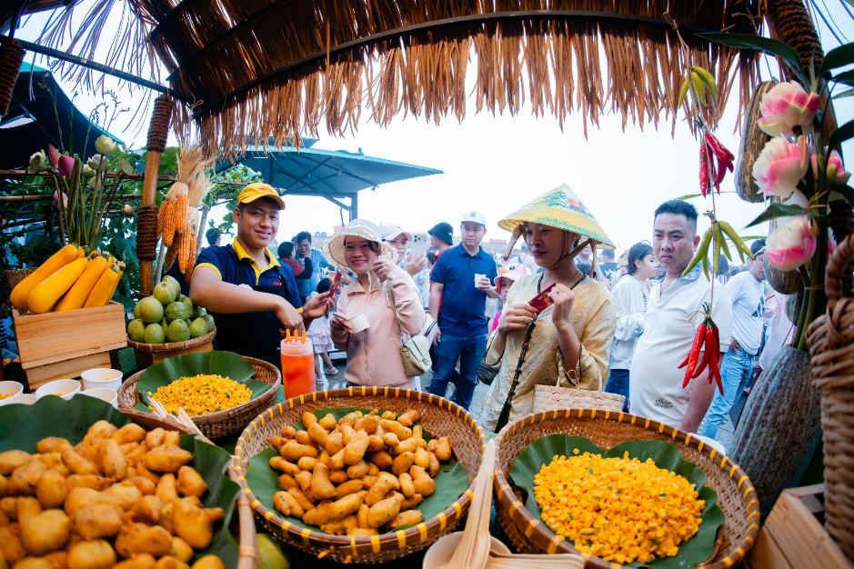 Hot nhất Nam bộ dịp 2/9, núi Bà Đen đón hàng nghìn khách đến check-in cờ hoa, đi 3 phiên chợ lá liên tiếp- Ảnh 4.