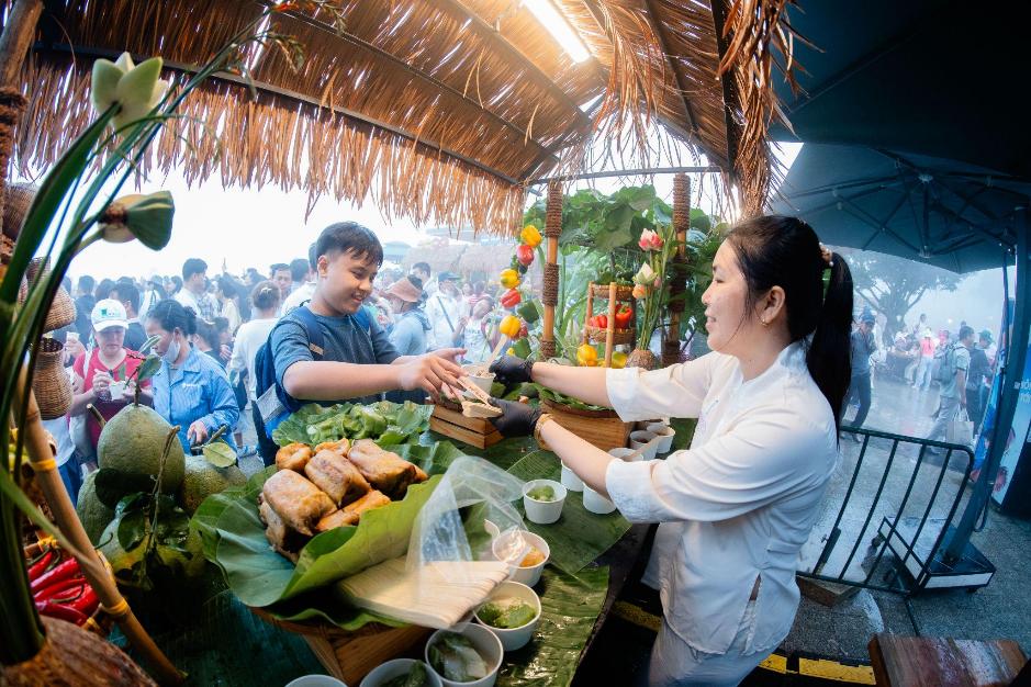Hot nhất Nam bộ dịp 2/9, núi Bà Đen đón hàng nghìn khách đến check-in cờ hoa, đi 3 phiên chợ lá liên tiếp- Ảnh 6.