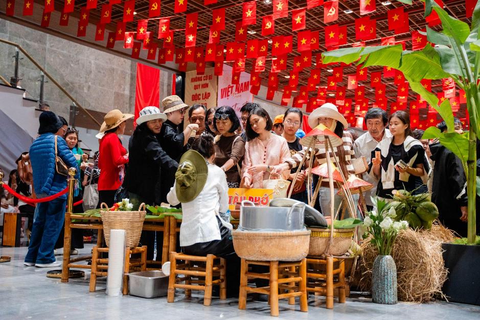 Hot nhất Nam bộ dịp 2/9, núi Bà Đen đón hàng nghìn khách đến check-in cờ hoa, đi 3 phiên chợ lá liên tiếp- Ảnh 8.