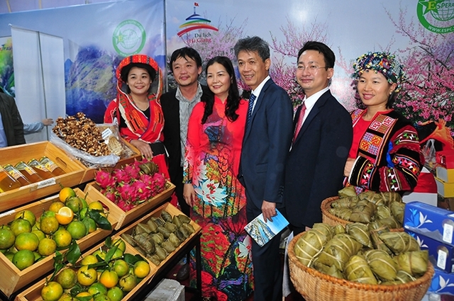 Các đại biểu tham quan gian hàng giới thiệu nông sản tỉnh Hà Giang.