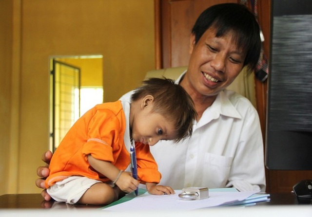 Cậu bé tí hon Đinh Văn K'Rể qua đời sau cơn đột quỵ bất ngờ - Ảnh 2.