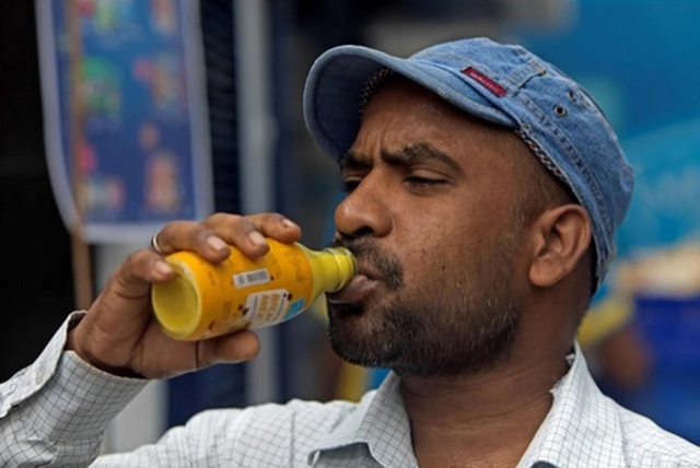 Một người đàn ông uống sữa nghệ tại Sri Lanka. Ảnh: AFP