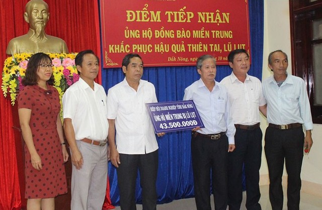 Hiệp hội Doanh nghiệp tỉnh Đắk Nông ủng hộ đồng bào miền Trung thông qua UBMTTQ tỉnh Đắk Nông.