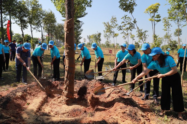 Phú Thọ: Agribank trồng cây xanh tại Khu di tích Lịch sử Đền Hùng  - Ảnh 1.