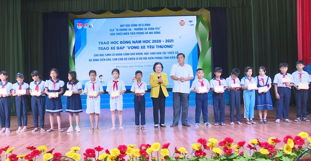 Trao 55 suất học bổng Vừ A Dính cho các em học sinh Kiên Giang - Ảnh 2.