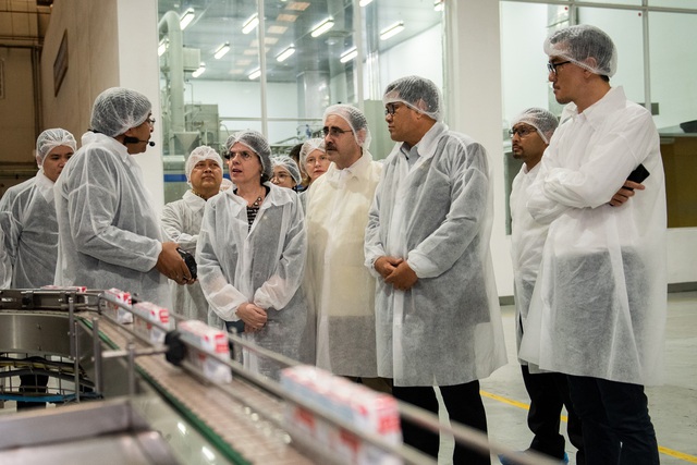 Các đại sứ ấn tượng trước cụm trang trại công nghệ cao lớn nhất châu Á của Tập đoàn TH - Ảnh 2.