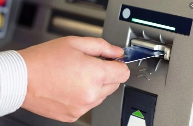 Người dân chuộng chuyển khoản nhanh, giảm rút tiền qua ATM - Ảnh 1.