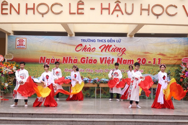 Hà Nội: Tưng bừng các hoạt động kỷ niệm 38 năm Ngày nhà giáo Việt Nam - Ảnh 11.