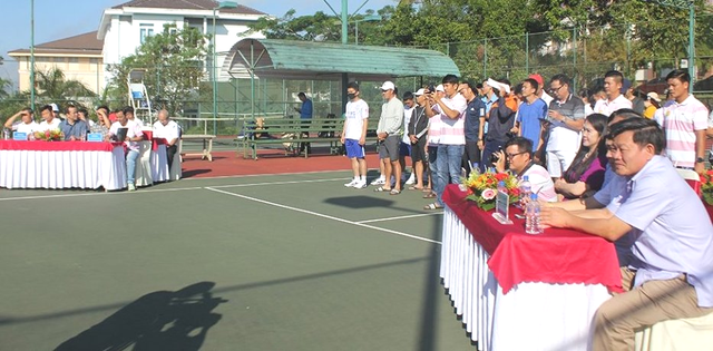 Các vận động viên tham gia Giải Quần vợt Doanh nhân trẻ Đắk Nông lần thứ II, năm 2020.