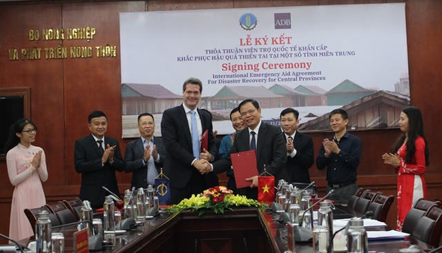 ADB ký kết thỏa thuận viện trợ không hoàn lại 2,5 triệu USD cho Việt Nam khắc phục hậu quả thiên tai  - Ảnh 1.