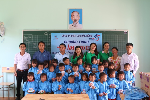 PC Đắk Nông: Tặng hệ thống chiếu sáng cho điểm Trường Tiểu học La Văn Cầu - Ảnh 1.