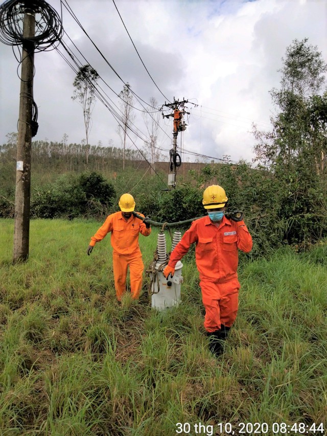 PC ĐắkNông gồng mình cùng PC QuảngNgãi khắc phục sự cố lưới điện sau bão số 9 - Ảnh 7.