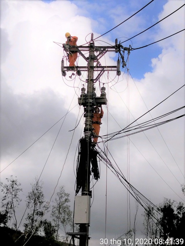 PC ĐắkNông gồng mình cùng PC QuảngNgãi khắc phục sự cố lưới điện sau bão số 9 - Ảnh 8.