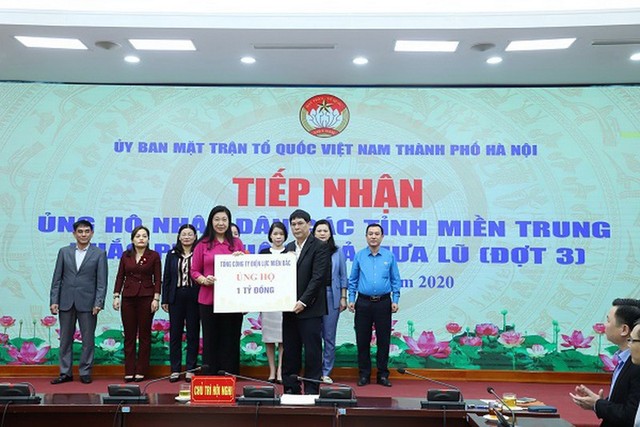 Thông qua Ủy ban Mặt trận Tổ quốc Việt Nam TP Hà Nội, ông Hồ Mạnh Tuấn, Thành viên HĐTV EVNNPC, đại diện trao 1 tỉ đồng ủng hộ cho nhân dân các tỉnh miền Trung.
