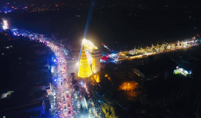 Danko Square- Rực rỡ lễ hội thắp sáng cây thông Noel đón Giáng sinh - Ảnh 6.