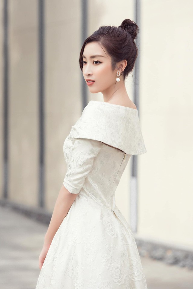 Hoa hậu Đỗ Mỹ Linh yêu kiều với sắc trắng, Á hậu Kiều Loan diện váy xẻ sâu khoe body &quot;chuẩn không cần chỉnh&quot; - Ảnh 4.