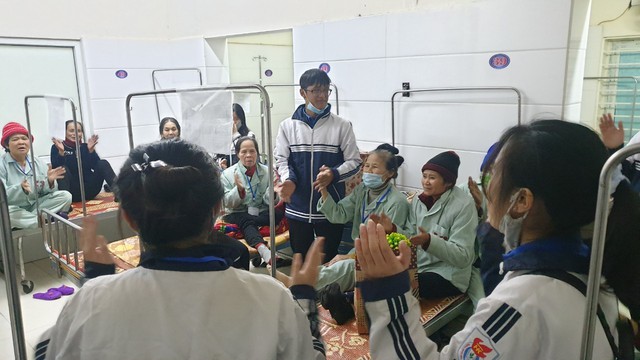 (Nghệ An):Học sinh Trường PTTH Huỳnh Thúc Kháng  mang &quot;Xuân yêu thương&quot; đến với bệnh nhân nghèo.  - Ảnh 4.
