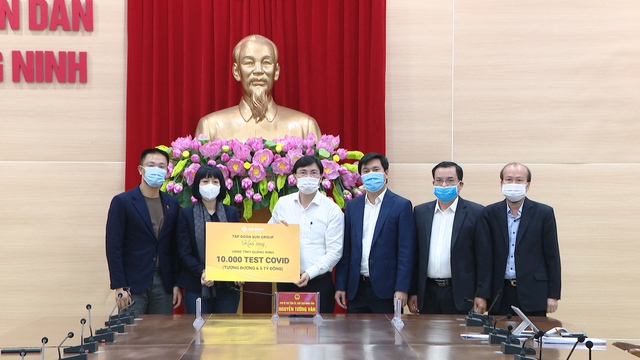 Quảng Ninh tiếp nhận 10.000 test xét nghiệm COVID-19 từ Tập đoàn Sun Group - Ảnh 1.