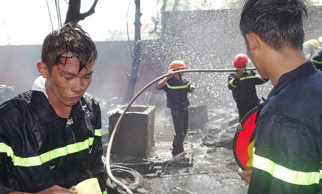 Chân dung người lính cứu hỏa sau khi dập tắt đám cháy vụ cháy kho chứa vỏ xe xảy ra trên địa bàn TP Long Xuyên.