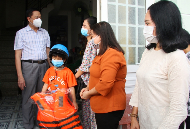 Ông Dương Tấn Hiển - Phó Chủ tịch Thường trực UBND TP Cần Thơ thăm hỏi, động viên, hỗ trợ các gia đình có trẻ bị mồ côi do dịch bệnh COVID-19.