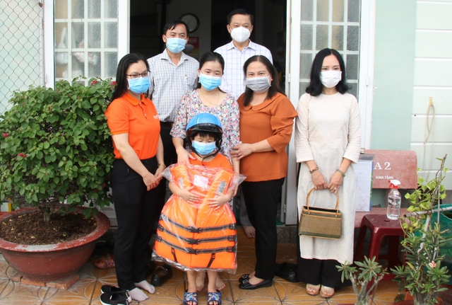 Đoàn lãnh đạo TP Cần Thơ và Sở LĐ-TB&XH thăm trẻ mồ côi do dịch COVID-19 và trao hỗ trợ 5 triệu đồng/em, do Quỹ Bảo trợ trẻ em Việt Nam vận động.