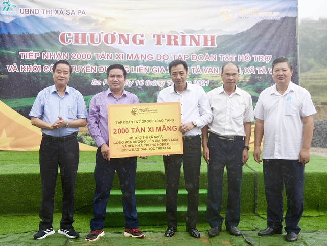 Ông Nguyễn Anh Tuấn, Phó Tổng Giám đốc Tập đoàn T&T Group trao tặng 2.000 tấn xi măng cho ông Vương Trinh Quốc, Chủ tịch UBND thị xã Sa Pa.