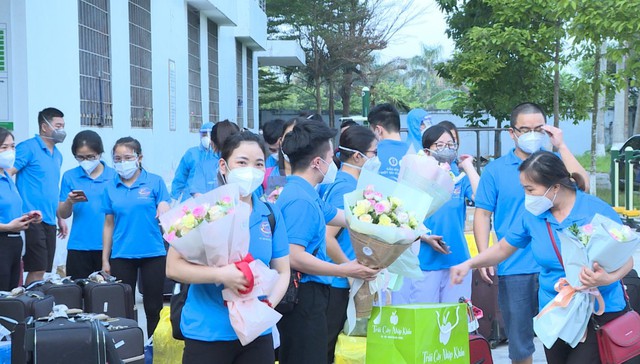 Các thành viên trong đoàn được tặng hoa khi hoàn thành xuất sắc nhiệm vụ