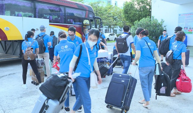 Đoàn xe chở cán bộ y tế của Thái Bình trở về địa phương.