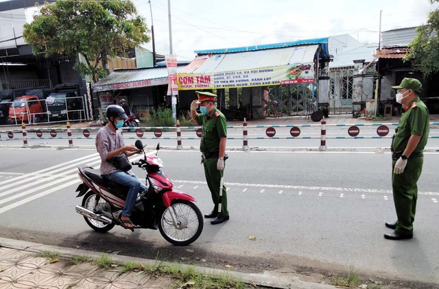 Lực lượng chức năng kiểm tra việc chấp hành ATGT của người dân lưu thông trên đường.