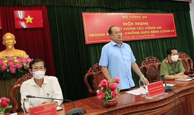 Từ điểm cầu An Giang, đồng chí Nguyễn Thanh Bình, Chủ tịch UBND tỉnh báo cáo Hội nghị các nội dung về tình hình phòng chống dịch COVID-19 của địa phương.