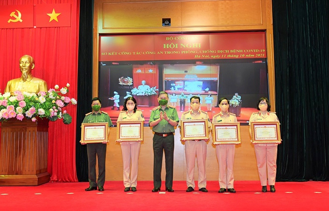 Đại tướng Tô Lâm trao Bằng khen của Bộ Công an cho các tập thể, cá nhân có thành tích xuất sắc trong công tác phòng, chống dịch bệnh COVID-19.