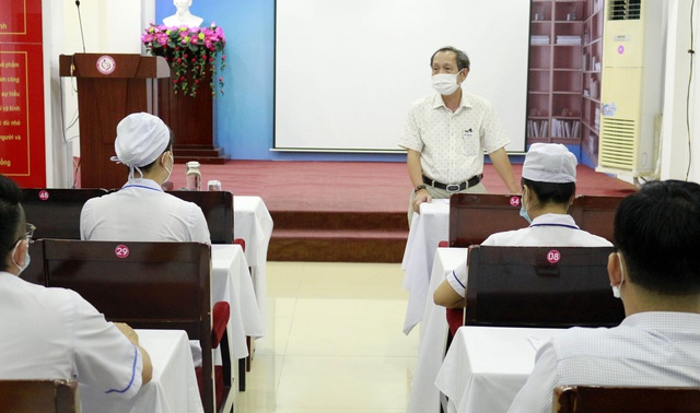 BSCKII. Nguyễn Hữu Dự - Giám đốc Bệnh viện đã có buổi gặp mặt động viên tinh thần đoàn ê-kíp tham gia hỗ trợ Bệnh viện Dã chiến Cái Răng.